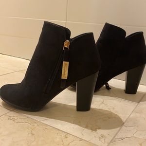 Breckelle’s Size 6 Black Suede Bootie